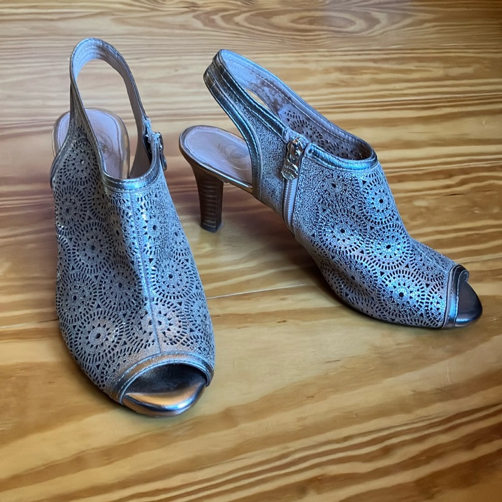 Nurture peep toe gold heels only worn once. Size 8. Zip up side